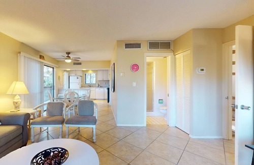 Palmetto Dunes Condo | Fun in the sun w/a full kitchen, furnished deck, & shared pool