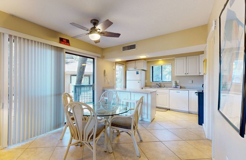 Palmetto Dunes Condo | Fun in the sun w/a full kitchen, furnished deck, & shared pool