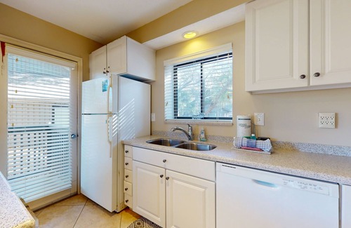 Palmetto Dunes Condo | Fun in the sun w/a full kitchen, furnished deck, & shared pool