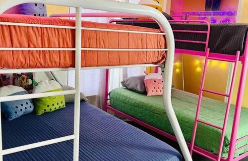 West Kissimmee House | Fun, King Bed Suite, Queen Bed Suite, with Fast WiFi an Free Parking