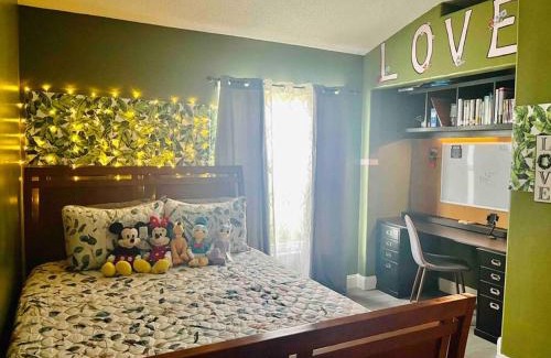 West Kissimmee House | Fun, King Bed Suite, Queen Bed Suite, with Fast WiFi an Free Parking