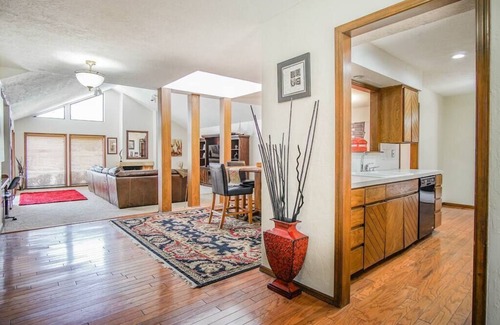 Norman House | Fun Large 4 Bed/4 Bath w/Pool! Norman/OKC