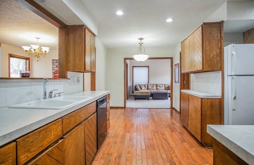 Norman House | Fun Large 4 Bed/4 Bath w/Pool! Norman/OKC