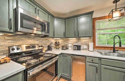 Highlands House | Fun Pet-Friendly Highlands Retreat w/Fenced Yard!