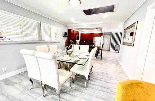 North Andrews Gardens House | Fun Pool Home with ping pong near Beaches and Airport