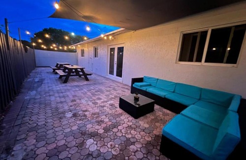 North Andrews Gardens House | Fun Pool Home with ping pong near Beaches and Airport
