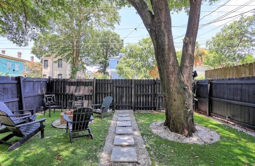 Dixon Park Apartment | Fun & Renovated Artsy Downtown Apt Dog Friendly with Fully Fenced Backyard and Private Parking
