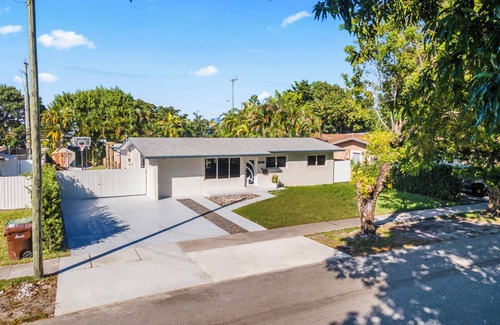 Hialeah House | Fun Retreat: 6BR Pool, Games, Jacuzzi, BBQ & More