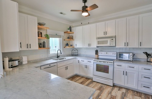 Emerald Isle House | Fun, Sun, Fishing. 2 minute walk to the beach!