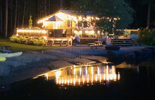 Tumtum Cabin | Fun, waterfront cabin on Lake Spokane/Long Lake, with two docks
