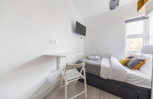 St. George's Apartment | Functional Budget Stay with Wi-Fi and Laundry Facilities near Tube Station