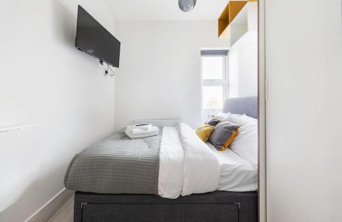 St. George's Apartment | Functional Budget Stay with Wi-Fi and Laundry Facilities near Tube Station
