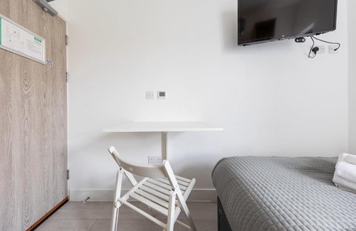St. George's Apartment | Functional Budget Stay with Wi-Fi and Laundry Facilities near Tube Station