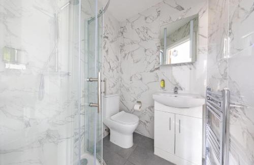 St. George's Apartment | Functional Budget Stay with Wi-Fi and Laundry Facilities near Tube Station