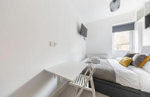 St. George's Apartment | Functional Double With An Ensuite Toilet And Shower Near Tube And Bus Stations