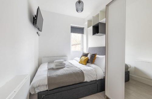 St. George's Apartment | Functional Double With An Ensuite Toilet And Shower Near Tube And Bus Stations
