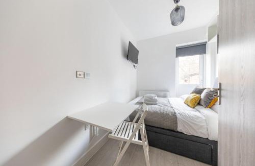 St. George's Apartment | Functional Double With An Ensuite Toilet And Shower Near Tube And Bus Stations