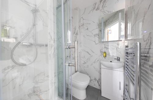 St. George's Apartment | Functional Double With An Ensuite Toilet And Shower Near Tube And Bus Stations