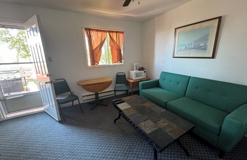 Edgetts Landing Cottage | Fundy Rocks Resort Cottage G Overlooking the Bay - Close to Hopewell Rocks