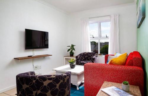 Cape Town Apartment | Funky 2bed apartment with multipurpose room!