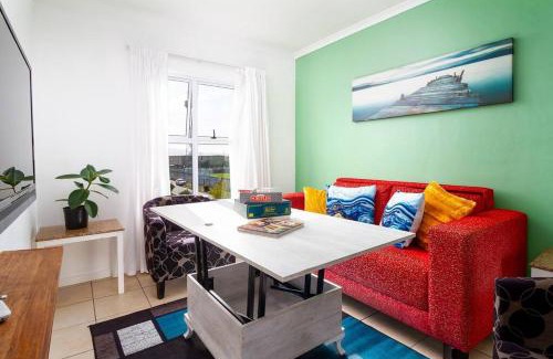 Cape Town Apartment | Funky 2bed apartment with multipurpose room!