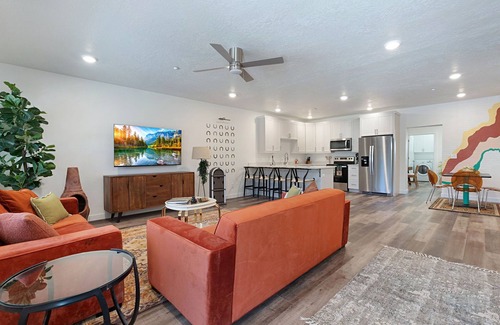 Hildale Apartment | Funky Retreat: 3BR/2BA Full of Amenities: Pool, Hot Tub, Sauna, 1 Hr to Zion