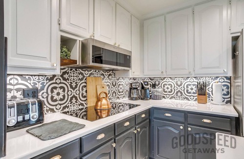 Fort Worth House | Funkytown Farmhouse | 3 Kings | Sleeps 24 | 2 Acres | Shfflbrd | Bunkroom | Pool