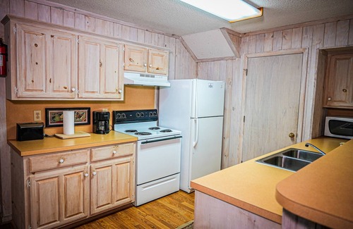 Pine Mountain Ski Chalet | Fur babies welcome in this wooded view chalet!