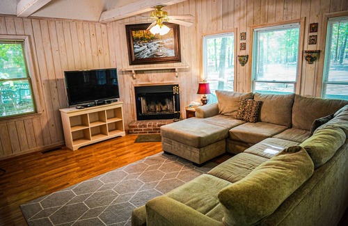 Pine Mountain Ski Chalet | Fur babies welcome in this wooded view chalet!