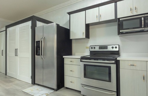 Camperdown Apartment | Furnished 1 bedroom Apartment in Gated Complex
