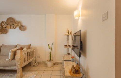 Nairobi West Apartment | Furnished 1 Bedroom Apartment in Nairobi. 15 Mins to CBD. Free WI-FI & Parking