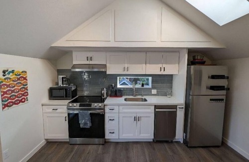 Seattle House | Furnished 1B/1B - Fresh, bright new home near Seattle Children's