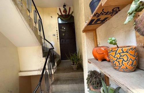 Khattalwada Apartment | Furnished 1BHK in Prime Spot for Short & Long Stays