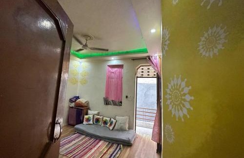 Khattalwada Apartment | Furnished 1BHK in Prime Spot for Short & Long Stays