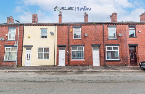 Leigh House | Furnished 2BR House in Leigh | Free Parking & Fast WiFi | Long Stays Welcome