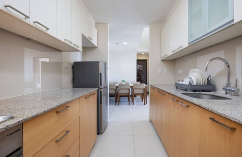 Lapu-Lapu Apartment | Furnished 2BR | Sea View, WiFi, Netflix, Pool and Beach