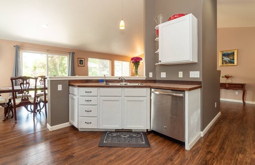 Southwest Bend House | Furnished 30+ day rental close to Old Mill! Dog Friendly!
