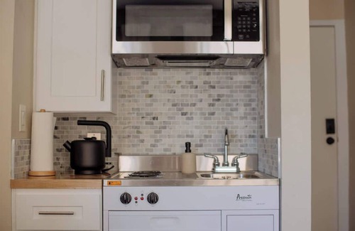 Hollywood Apartment | Furnished Bachelor in Hollywood