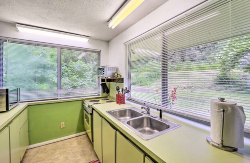 Frank House | Furnished Deck + Home Gym: Bakersville Retreat!