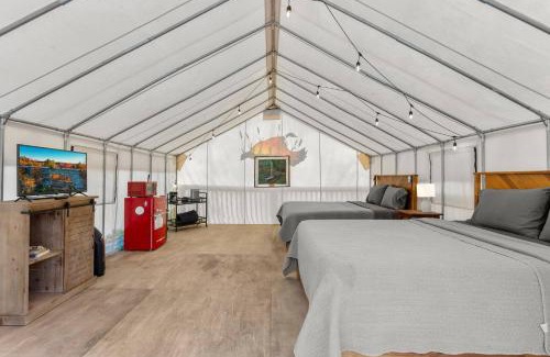 Stanton Other | Furnished Glamping Tent/River Access/2 Queen Beds
