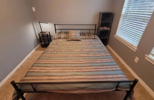 Houston House | Furnished room stay with queen bed