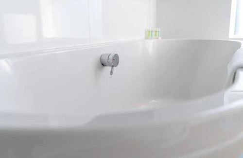 Watford House | "FurnishedRentals Direct" WiggenHouse Stylish 3 Bedroom house Sleeps 8 with Free Parking, 2 Bathrooms, near to Watford High Street and Watford Football Stadium, Suitable for visiting Harry Potter Warner Bros Studio and London