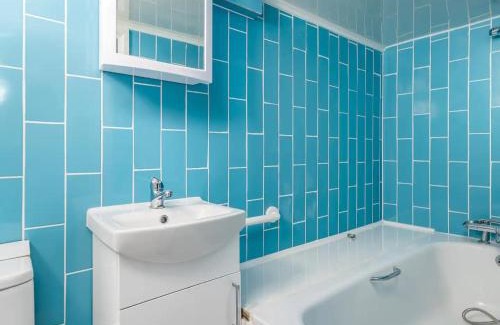Watford House | "FurnishedRentals Direct" WiggenHouse Stylish 3 Bedroom house Sleeps 8 with Free Parking, 2 Bathrooms, near to Watford High Street and Watford Football Stadium, Suitable for visiting Harry Potter Warner Bros Studio and London