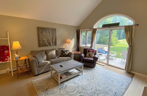 Bretton Woods Condo | FV4 Fairway Village Condo, close to Omni Mount Washington! Fireplace, wifi, golf, skiing!