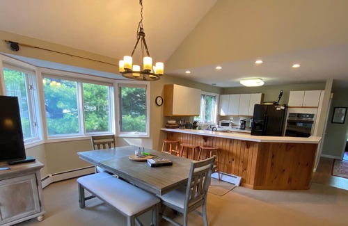 Bretton Woods Condo | FV4 Fairway Village Condo, close to Omni Mount Washington! Fireplace, wifi, golf, skiing!
