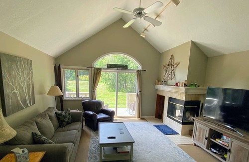 Bretton Woods Condo | FV4 Fairway Village Condo, close to Omni Mount Washington! Fireplace, wifi, golf, skiing!