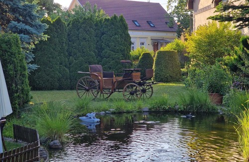 Trebbin Apartment | Gästezimmer mit Bezaubernden Garten und Koi-teich