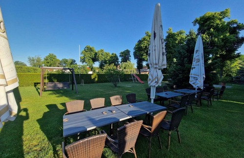 Trebbin Apartment | Gästezimmer mit Bezaubernden Garten und Koi-teich