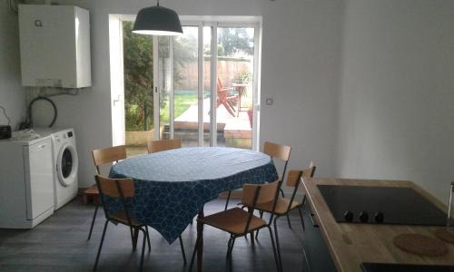 Reville House | Gîte à 50m de la mer par chemin piétonnier !