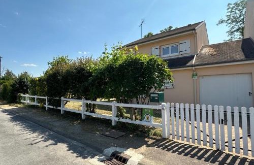 Ouzouer-sur-Loire House | Gîte 10 pers. avec jardin à 200m des commerces, proche Loire et forêt d'Orléans - FR-1-590-281